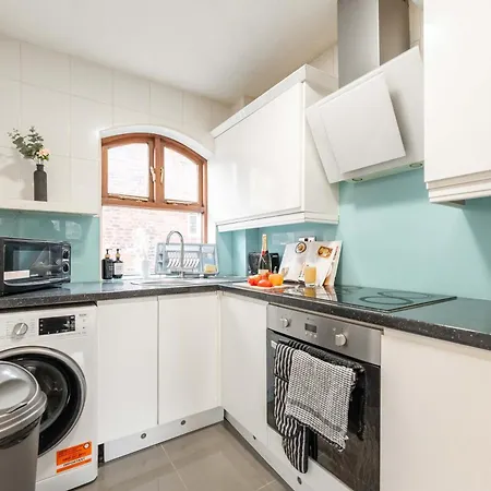 Perfect For Family & Corporate Stays In Ls1 - Free Parking! - Contact Us For Better Offers! *