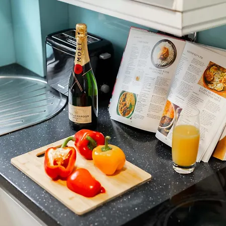 Perfect For Family & Corporate Stays In Ls1 - Free Parking! - Contact Us For Better Offers!