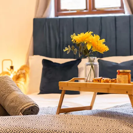 Perfect For Family & Corporate Stays In Ls1 - Free Parking! - Contact Us For Better Offers! Leeds (West Yorkshire)
