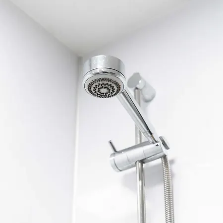 Perfect For Family & Corporate Stays In Ls1 - Free Parking! - Contact Us For Better Offers! Apartment