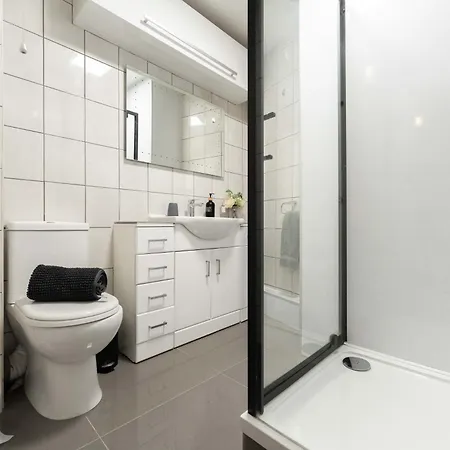 Perfect For Family & Corporate Stays In Ls1 - Free Parking! - Contact Us For Better Offers! Apartment *