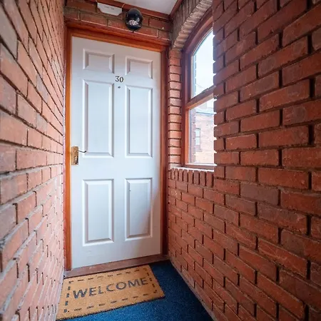 Perfect For Family & Corporate Stays In Ls1 - Free Parking! - Contact Us For Better Offers! Apartment
