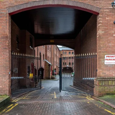 Perfect For Family & Corporate Stays In Ls1 - Free Parking! - Contact Us For Better Offers! Apartment