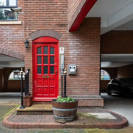 Perfect For Family & Corporate Stays In Ls1 - Free Parking! - Contact Us For Better Offers! Leeds (West Yorkshire)