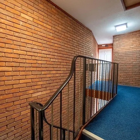Perfect For Family & Corporate Stays In Ls1 - Free Parking! - Contact Us For Better Offers! Leeds (West Yorkshire)