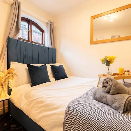 Apartment Perfect For Family & Corporate Stays In Ls1 - Free Parking! - Contact Us For Better Offers!