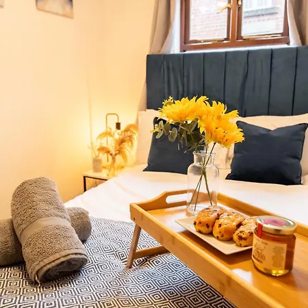 Apartment Perfect For Family & Corporate Stays In Ls1 - Free Parking! - Contact Us For Better Offers! *