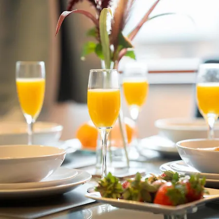 Perfect For Family & Corporate Stays In Ls1 - Free Parking! - Contact Us For Better Offers! Leeds (West Yorkshire)
