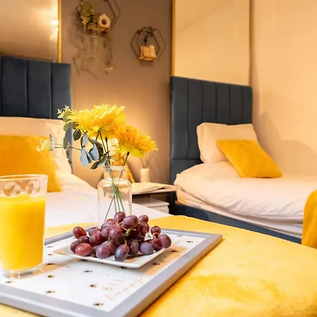 Perfect For Family & Corporate Stays In Ls1 - Free Parking! - Contact Us For Better Offers! Apartment