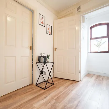 Perfect For Family & Corporate Stays In Ls1 - Free Parking! - Contact Us For Better Offers! * Leeds (West Yorkshire)