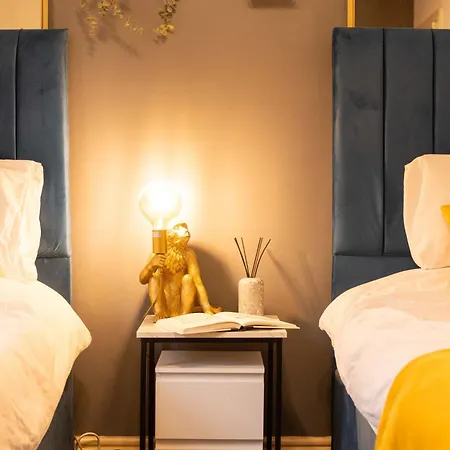 Perfect For Family & Corporate Stays In Ls1 - Free Parking! - Contact Us For Better Offers! Leeds (West Yorkshire)