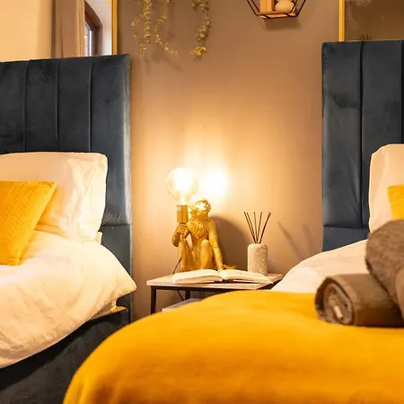 Perfect For Family & Corporate Stays In Ls1 - Free Parking! - Contact Us For Better Offers! Apartment