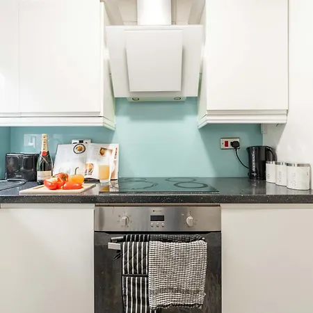 Apartment Perfect For Family & Corporate Stays In Ls1 - Free Parking! - Contact Us For Better Offers! *