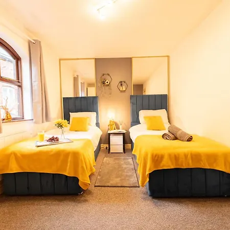 Apartment Perfect For Family & Corporate Stays In Ls1 - Free Parking! - Contact Us For Better Offers!