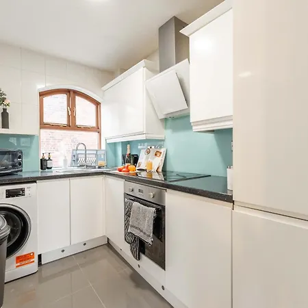 Perfect For Family & Corporate Stays In Ls1 - Free Parking! - Contact Us For Better Offers! *