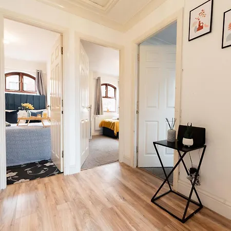 Perfect For Family & Corporate Stays In Ls1 - Free Parking! - Contact Us For Better Offers! * Leeds (West Yorkshire)