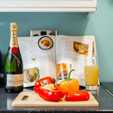 Apartment Perfect For Family & Corporate Stays In Ls1 - Free Parking! - Contact Us For Better Offers!
