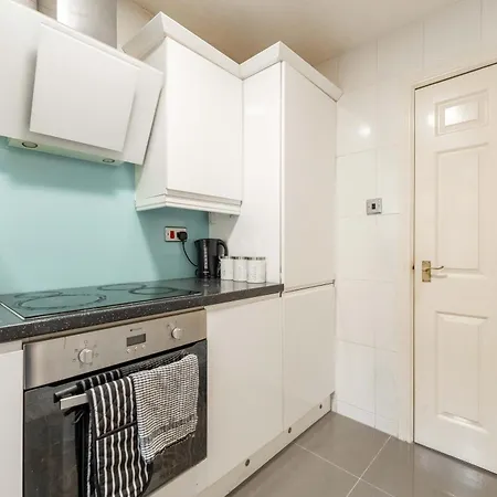 Perfect For Family & Corporate Stays In Ls1 - Free Parking! - Contact Us For Better Offers! Leeds (West Yorkshire)
