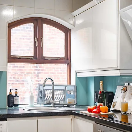 Apartment Perfect For Family & Corporate Stays In Ls1 - Free Parking! - Contact Us For Better Offers! *