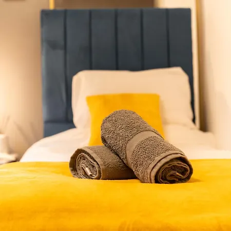 Perfect For Family & Corporate Stays In Ls1 - Free Parking! - Contact Us For Better Offers!